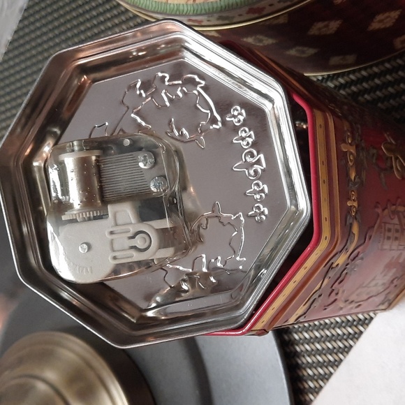 3 XMAS TINS - Picture 4 of 5